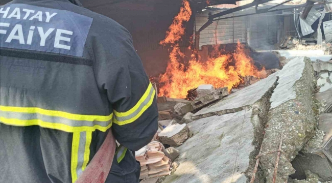 Antakya'da sanayi sitesinde yangın çıktı