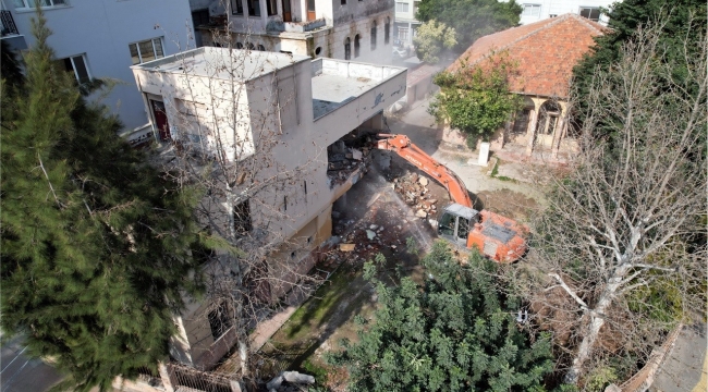 Bahçedeki kaçak yapı yıkılıyor:100 yıllık okul, tekrar eğitime kazandırılacak