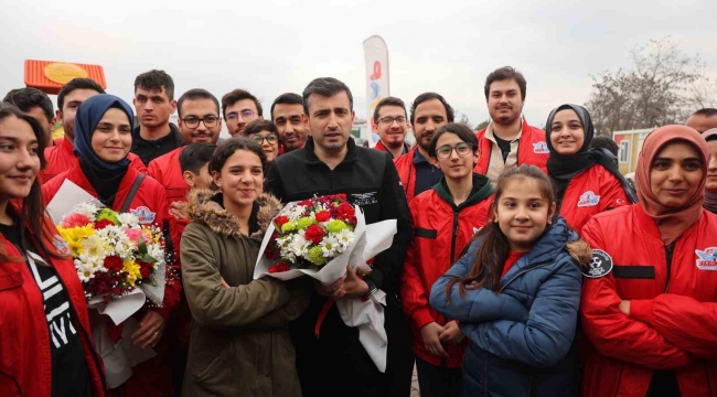 Bayraktar, Kahramanmaraş'ta depremzedelerle buluştu