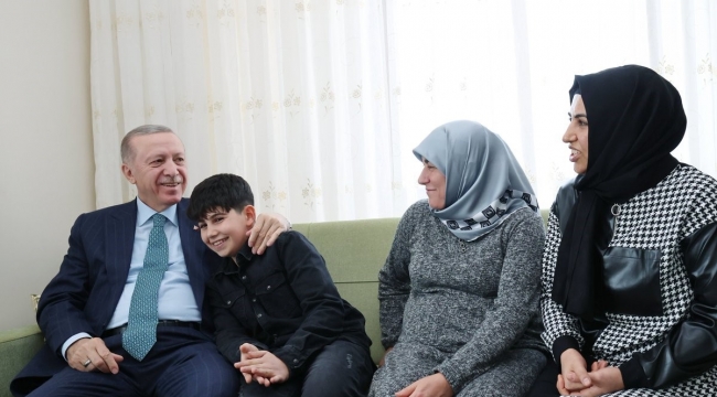 Cumhurbaşkanı Erdoğan'dan depremzede aileye ziyaret