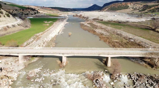 Depremde bazı noktaları zarar gören köprü yıkılma tehlikesi ile karşı karşıya