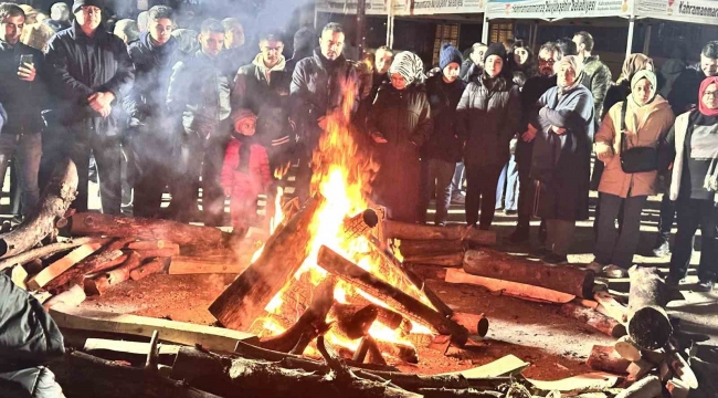 Depremzedeler yıkılan Ebrar Sitesi'nin bulunduğu alanda ölen yakınlarını andı