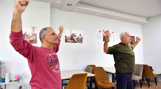 Emekli evi üyeleri sabah sporunda bir araya geliyor