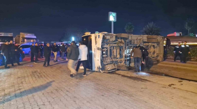 Hatay'da göreve giden polisleri taşıyan midibüs devrildi: 10 yaralı