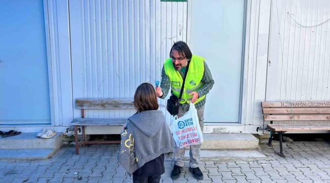 İzmir depremimde oğlunu kaybeden simge isim Elif'in babası, enkaz kentte afetzede vatandaşlara umut oluyor