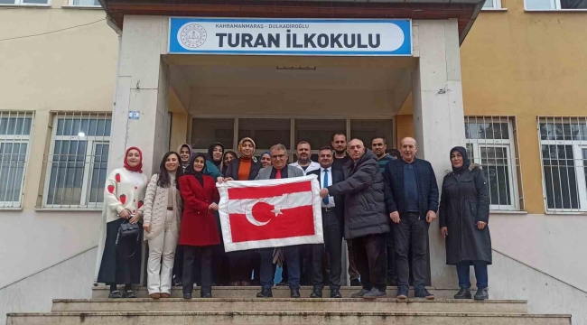 Kahramanmaraş'ta 7'den 77'ye el birliğiyle ilmek ilmek Türk Bayrağı
