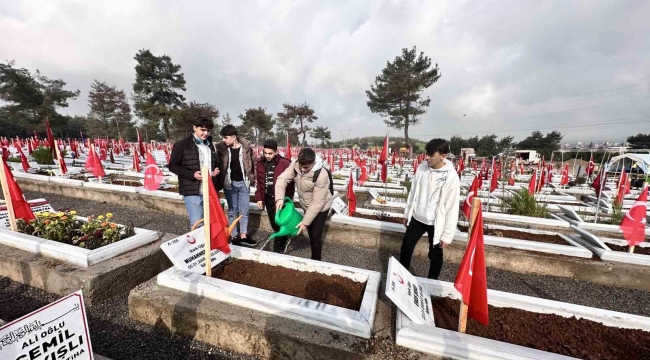 Kahramanmaraş'ta depremin yıldönümünde mezarlıklar doldu taştı