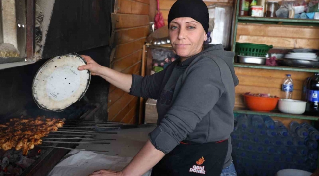 Kanserle mücadele eden depremzede kadın, kebapçılık yaparak evlatlarına umut oluyor