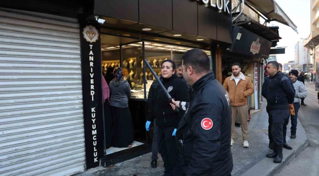 Kuyumcu kadın hırsızları işyerine kilitleyip yakalattı