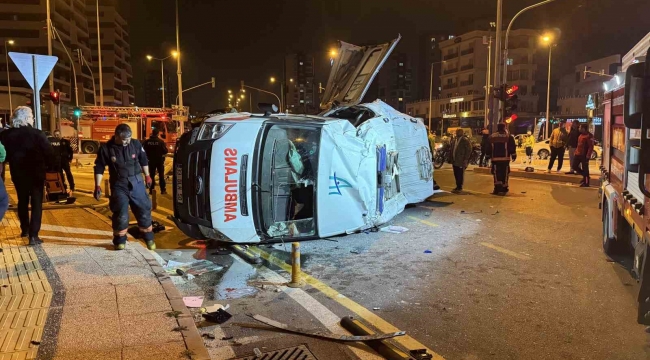 Mersin'de ambulans ile otomobil çarpıştı: 1'i ağır 7 yaralı