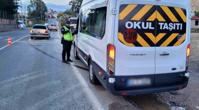 Mersin'de jandarma ekipleri okul servis araçlarını denetledi