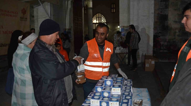 Mersin'de kandilde 15 bin simit dağıtıldı