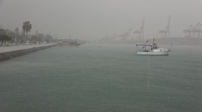 Mersin'de sağanak yağış ve fırtına etkili oldu