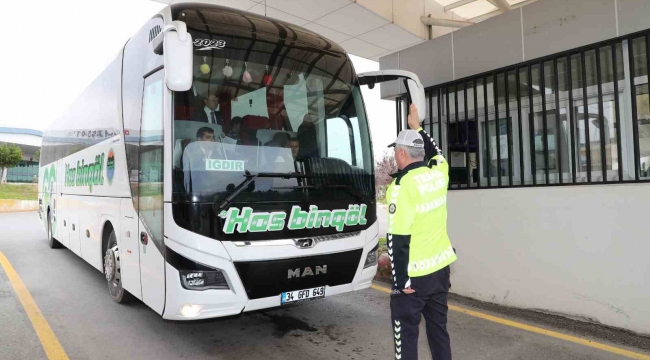 Mersin'de şehirler arası otobüslerin sürücü ve yolcularına emniyet kemeri uyarısı