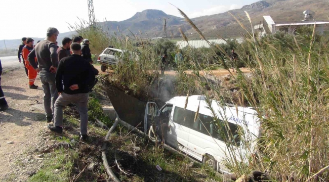 Mersin'de yolcu minibüsü ile otomobil çarpıştı: 1 ölü, 13 yaralı