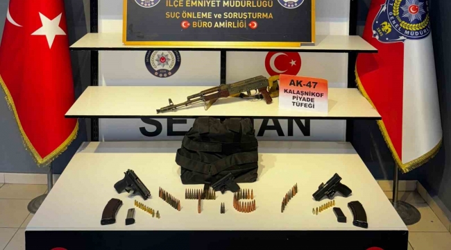 Polisin operasyon yaptığı evden uzun namlulu silah ve tabancalar çıktı