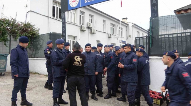 "Elmacı Dede" bu kez de Adana'nın Kozan ilçesindeki askerlere elma getirdi