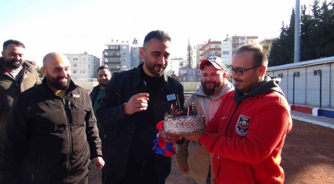 Selçuk Şahin'e yıllar önce futbola başladığı Silifke'de doğum günü sürprizi