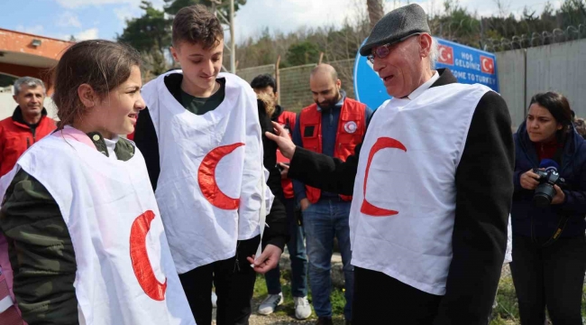 Sınır hattında torunlarına kavuşan dede, gözyaşlarına boğuldu