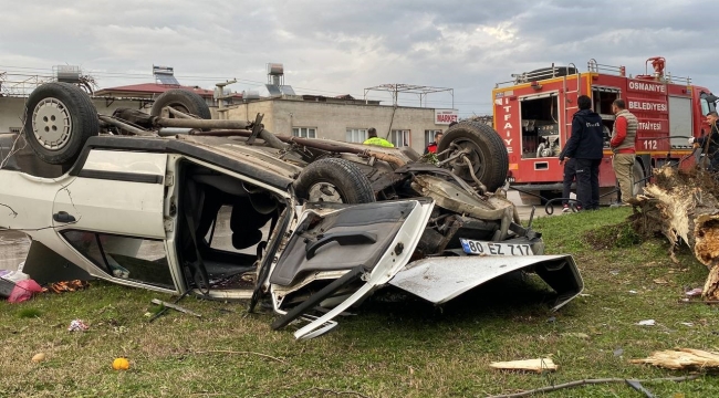 Tofaş'ın hurdaya döndüğü kazada 1'i ağır 3 kişi yaralandı