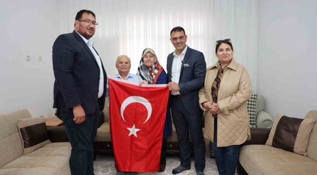 Türkiye'nin ilk astronotu Alper Gezeravcı'nın ailesine Türk bayrağı hediye edildi