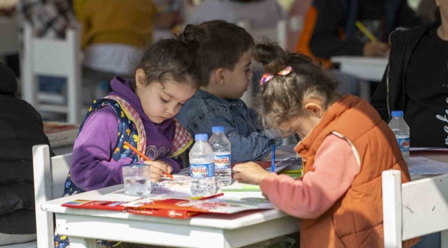 46 mahalleden 3 bin kadın, 'Evimiz Atölye ve Üretici Kadın Stantları Kadın Buluşması'nda bir araya geldi