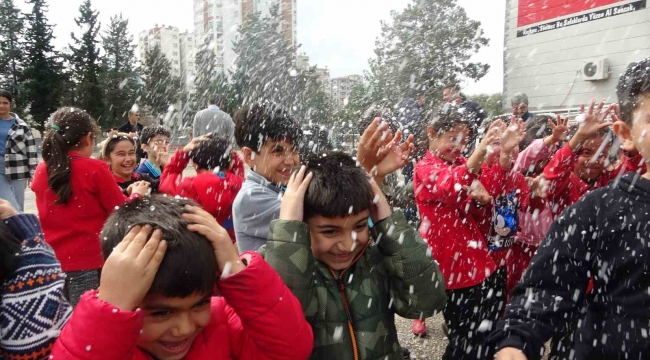 Adana'da kuzey ilçelere kar yağarken, kar yağmayan Kozan'a ise suni kar getirildi