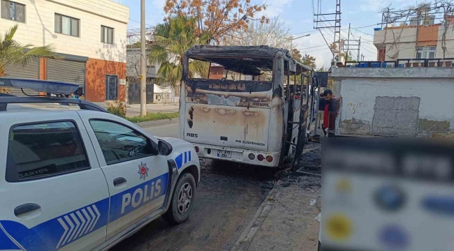 Adana'da midibüsün kundaklama anı kameralara yansıdı