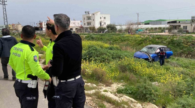 Ağaca çarpan otomobil kanala düşmekten son anda kurtuldu: 2 yaralı