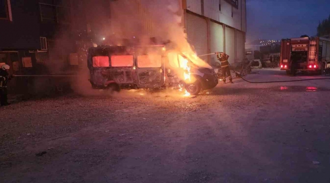 Antakya'da park halindeki minibüs alevlere teslim oldu