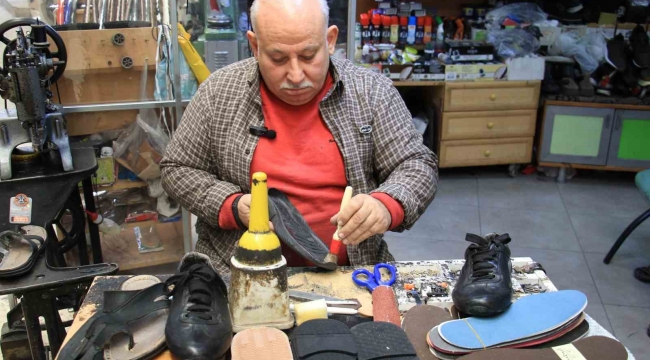 Ayakkabı tamircileri çırak bulmakta zorlanıyor