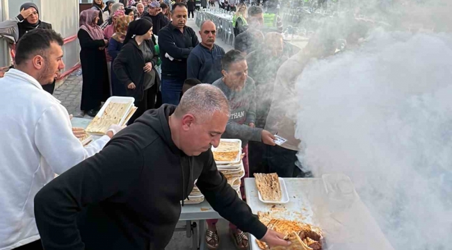 Binlerce depremzede iftarı Adana kebap ile açtı