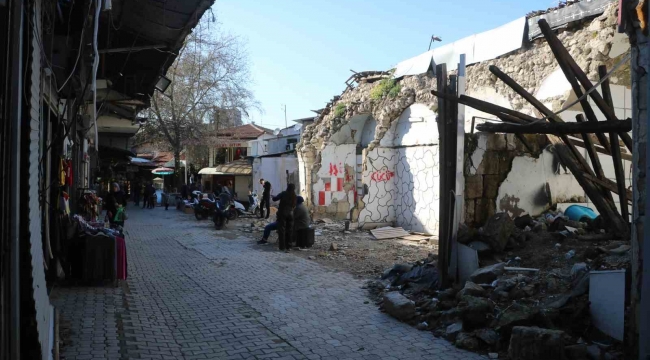 Depremin vurduğu tarihi çarşıda buruk Ramazan alışverişi