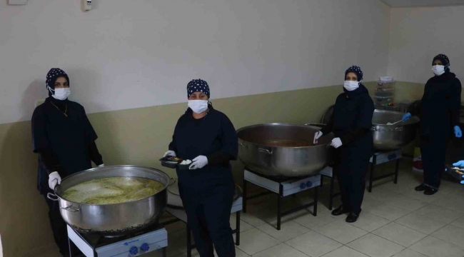 Depremzede kadınların elinde pişen yemekler, günde 500 kişinin iftar yemeği oluyor