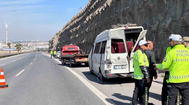 Devrilen minibüsteki 12 kişi yaralandı, kaza sonrası can pazarı kameraya yansıdı