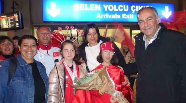 Dünya şampiyonu Selin Naz ve Nilsu'ya coşkulu karşılama