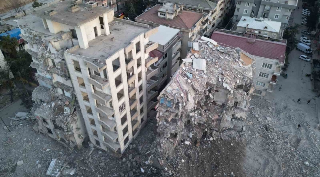 En işlek caddedeki en eski binalar yıkılıyor