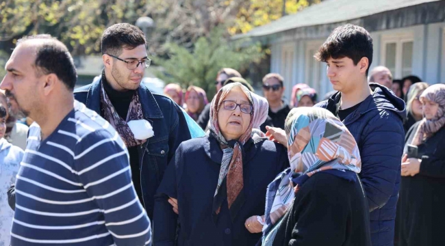 Eski eşinin öldürdüğü kadın doktor gözyaşları içinde toprağa verildi