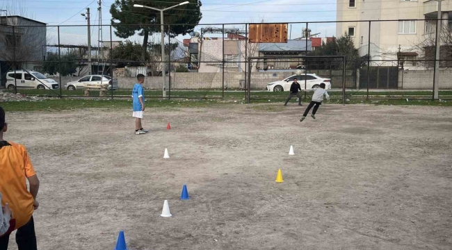 Futbol meraklısı depremzede çocuklar, toprak sahada tozu dumana katıyor