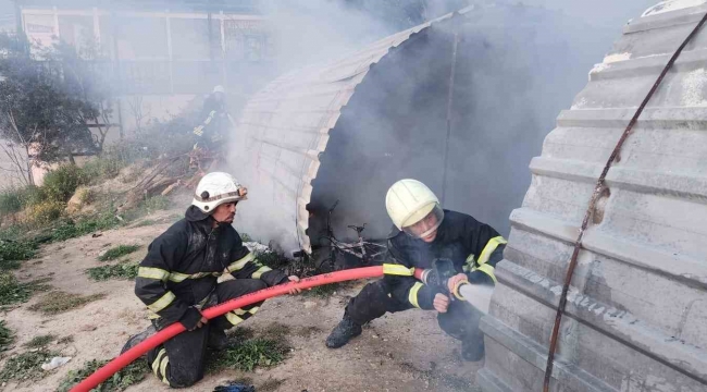 Hatay'da barakada çıkan yangın söndürüldü