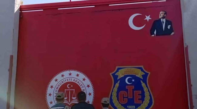 Hatay'da bir evde yapılan aramada uyuşturucu madde ve kaçak sigara ele geçirildi