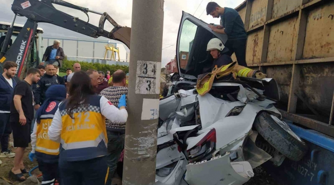 Hatay'da feci kaza: Trenin çarptığı araç hurdaya döndü, sürücü ağır yaralandı