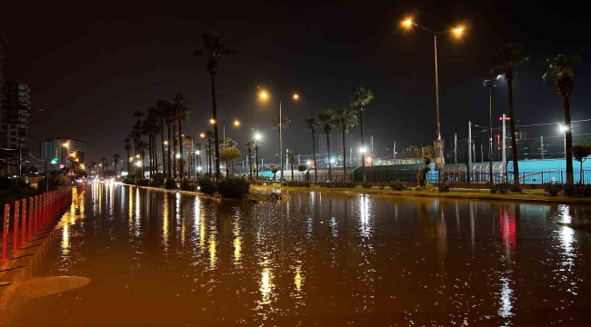İskenderun'da şiddetli yağışla birlikte caddeler göle döndü