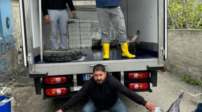 Karataş'ta 150 kiloluk kılıç balığı yakalandı