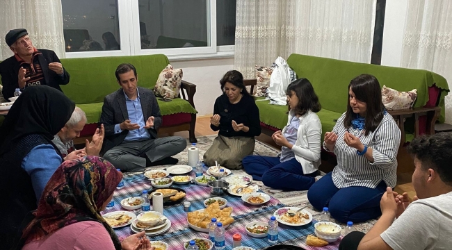 Kaymakam Topsakaloğlu, iftarda vatandaşların evine konuk oluyor