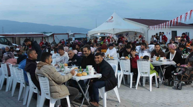 Kızılay Başkanı Hatay'da depremzedelerle iftar sofrasında buluştu
