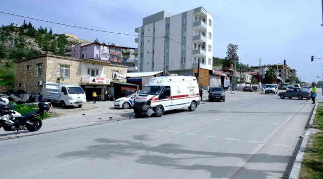 Mersin'de ambulans ticari araçla çarpıştı