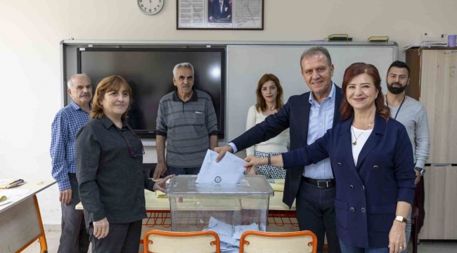 Mersin'de büyükşehir belediye başkan adayları oylarını kullandı