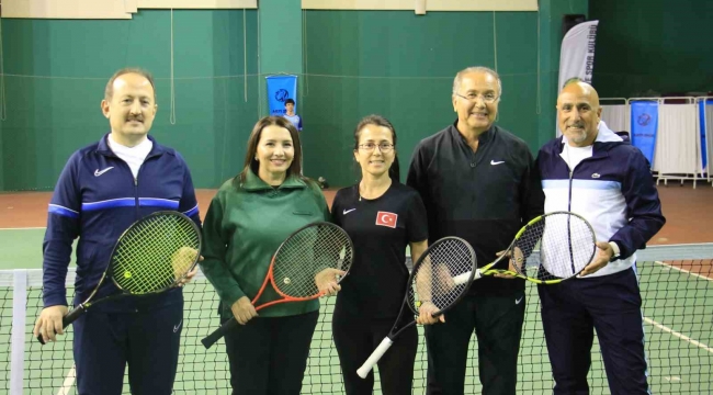 Mersin'de Dünya Kadınlar Günü çerçevesinde düzenlenen tenis turnuvası başladı