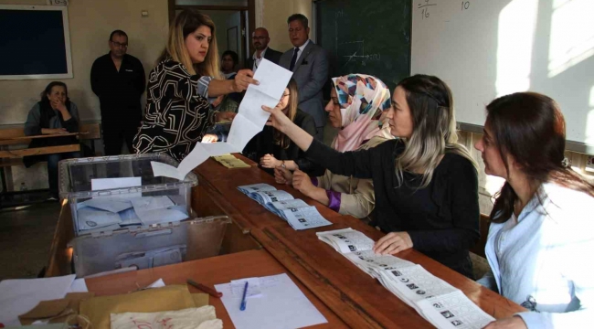 Mersin'de oy sayım işlemi devam ediyor